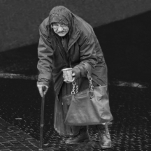 Žebračka s holí / Homeless old woman